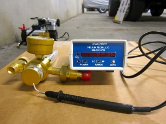 Electronic tracer-gas equipment for water leak detection